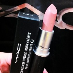 daisiechanel:  floriella:  inhale-blisse:  xo  Mac. ❤  + 