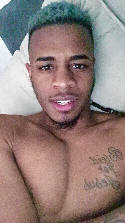 werdondastreets:  FaceTime with me!   Snapchat: Snappysays // Instagram: _snappy