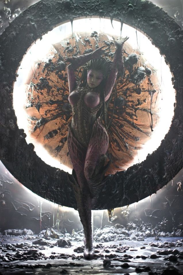 dirty-gamer-girls:  Source: Queen Of Starcraft Sarah Kerrigan - Queen of Blades Cosplay
