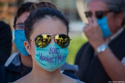 alexandrave:  Esto está pasando en mi ciudad, gente usando cubrebocas (como si se tratara de una enfermedad), en el momento que una pareja de hombres buscaba casarse, pues están en todo su derecho.  Se está iniciando una campaña de apoyo con el hashtag: