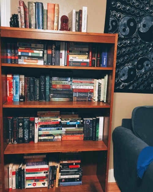 b00kpunx:Finally got my bookshelf from the old house, so here’s a shelfie!