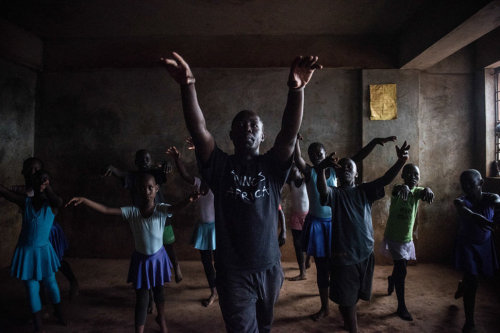 visualjunkee: Ballet dancers in the Kibera neighborhood of Nairobi, Kenya one of biggest slums in Af