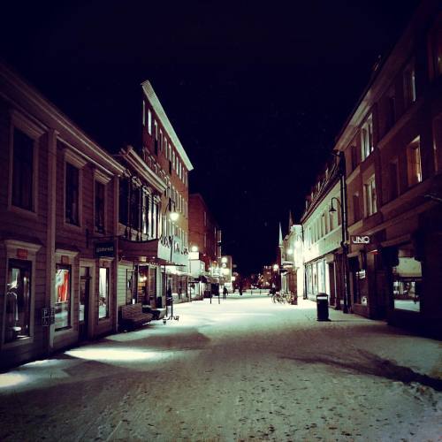 Cold is not so cold if you are not afraid of it. #winter #cold #night #streetlights #street #town #ö