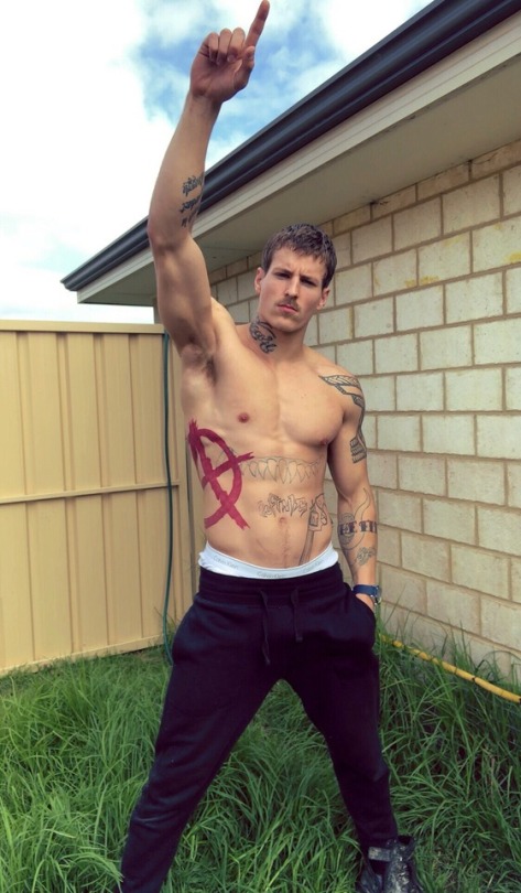 simplyhunks:  Alec stroking and blowing a load