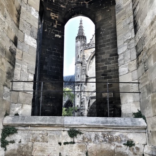 Basilique de Saint Michel vue à travers sa tour, Bordeaux, 2017.The swampy and unstable soils of the