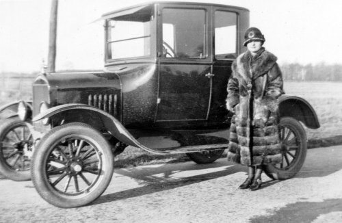 dottily: Hey these are some family photos of my great grandparents from the 1920s! There’s cap