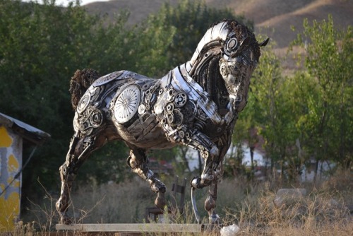 mindofalyx:steampunktendencies:Mercury, a scrap metal horse by turkish artist cem özkanBadass.