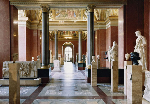 poeticasvisuais:Musée du Louvre, Paris, 2005Photo by Candida HöferMore related posts: Candida Höfer 