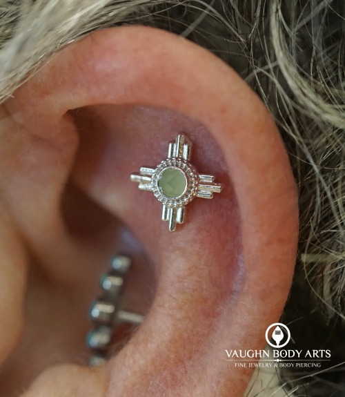 What a stunning ear! Our apprentice Shay did a fantastic job with this helix piercing for Janis. We 