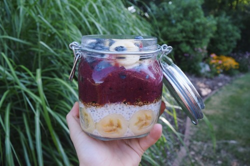 goodhealthgoodvibes:Chia pudding & acai parfait with Purely Elizabeth granola, bananas, and blue