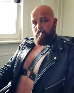 spikedsmoker:   #gaysmoker #leather  