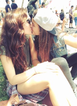 lipstick-lesbian:  ♀♡♀ 