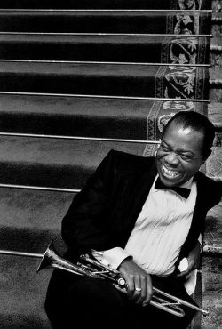 vince113:  Louis Armstrong on the MGM set of ‘High Society’, 1956 • Photographed by Bob Willoughby  