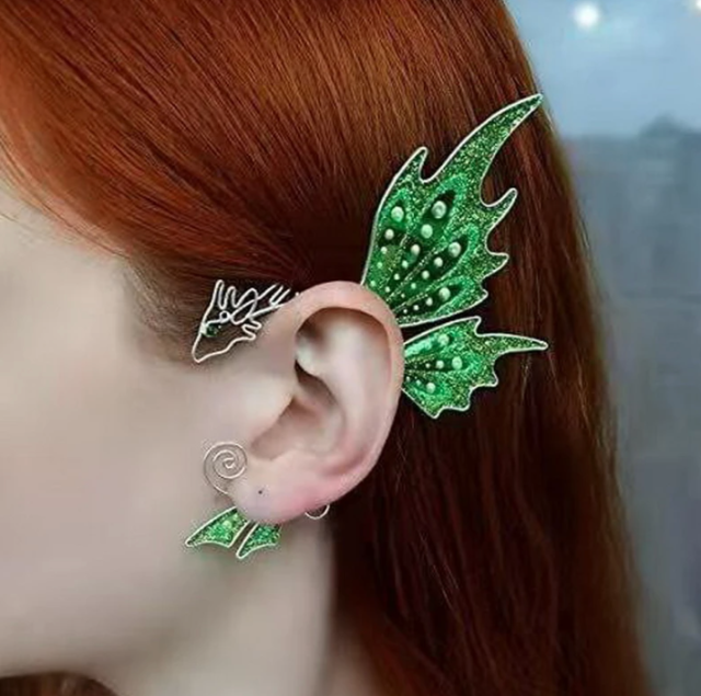 hermitchick:  ritorukerou:sparklezoi:t-emma:themysticalbeing:accidentallylita:literary-squagon:cielo-estrellado-rebloguear:monochromaticvisions:dragon-ear-pendants:This Ear Clip can be softly moulded to fit your ear perfectly and is designed to be hanging