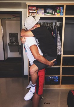 kalifornia-prince:  Someone hold me like this … This is so cute omfg