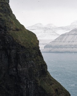 tannerwendellstewart:  Cliffs of Kalsoy. Faroe Islands. The contrasting mountain ranges, transition from winter to spring.  @visitfaroeislands #faroeislands  (at Kalsoy)