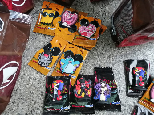 nightfurmoon:  Vuala, a Mexican company that produces sweets, is doing a promotion with Villainous! Each package contains either a keychain or a standee! There are 10 standees and 20 keychains in total.So far they’re only being sold in CDMX, but soon