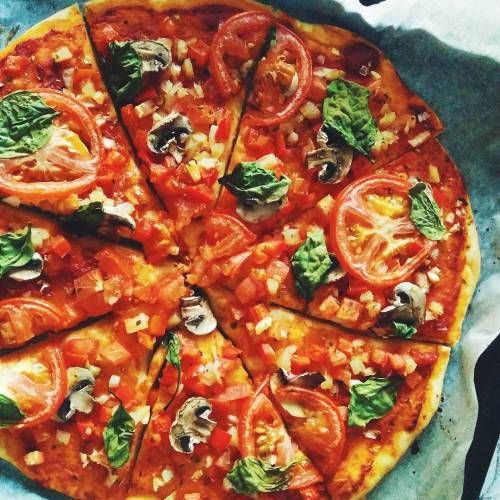 bananasfornanas:  Vegan pizza made by me and my mum 😊👏 It was so yum, I gotta learn how to make that crust 🙈 