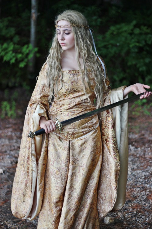 celegormthefair:Eowyn cosplay by Marilla Costuming ( celegormthefair)Photographer Silhouette Cosplay