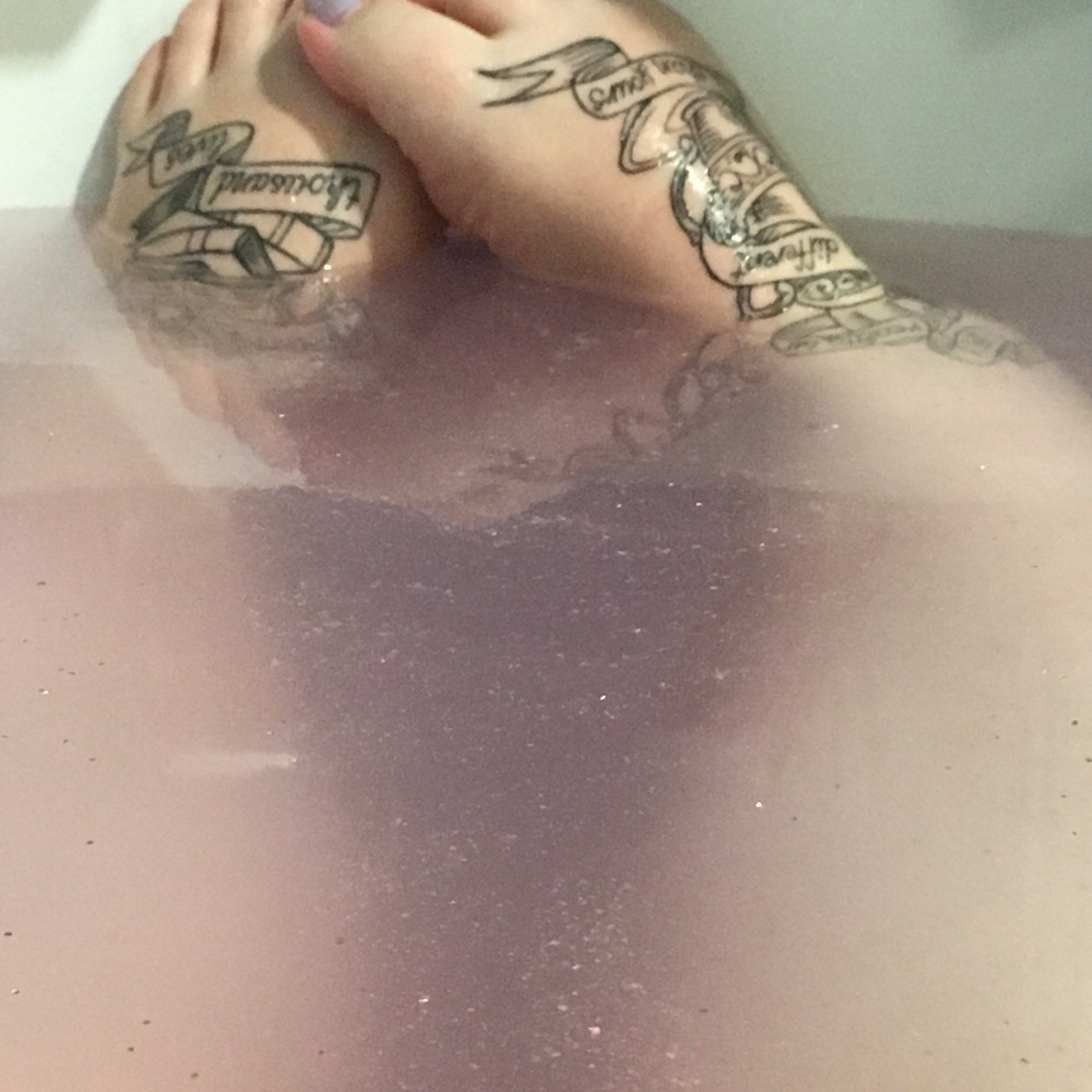 thedoodlekitten:  My bath is ridiculously glittery 💕