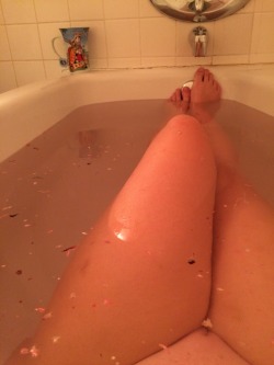 liesofalifetime:  Bath bombs and mint tea