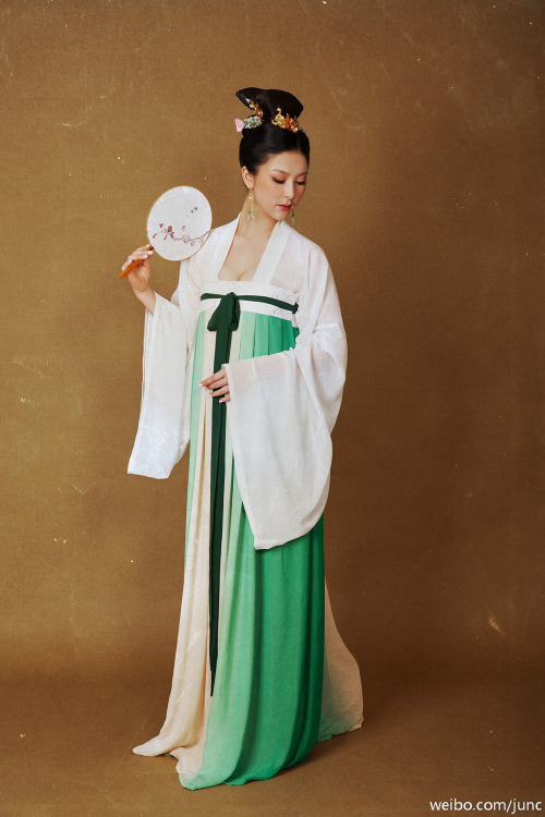 fuckyeahchinesefashion:Traditional Chinese Clothing Hanfu (Ruqun)   Photography by 陳俊JunC