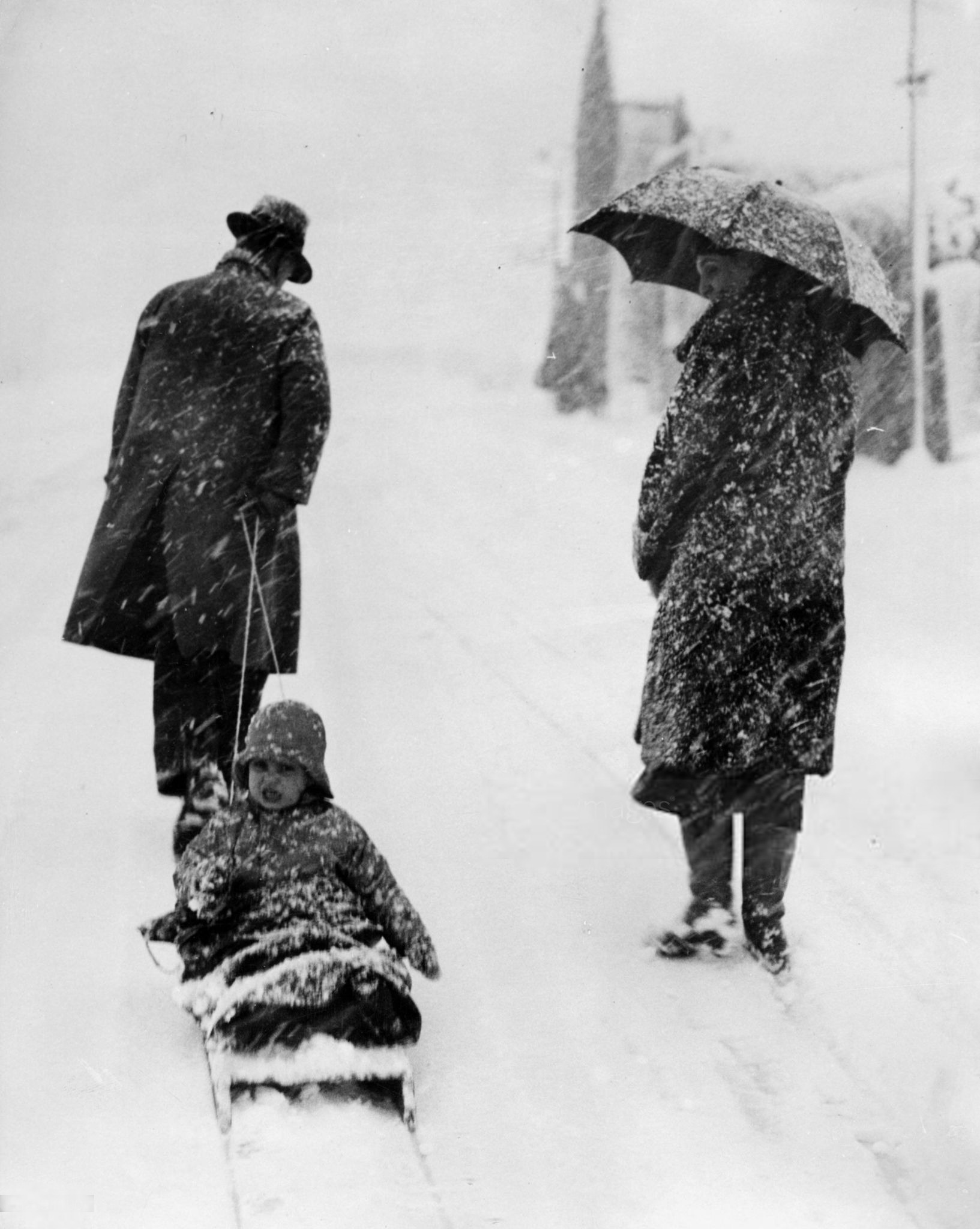 undr:Unknown Photographer. Parents bringing their child on a sledge to the school.