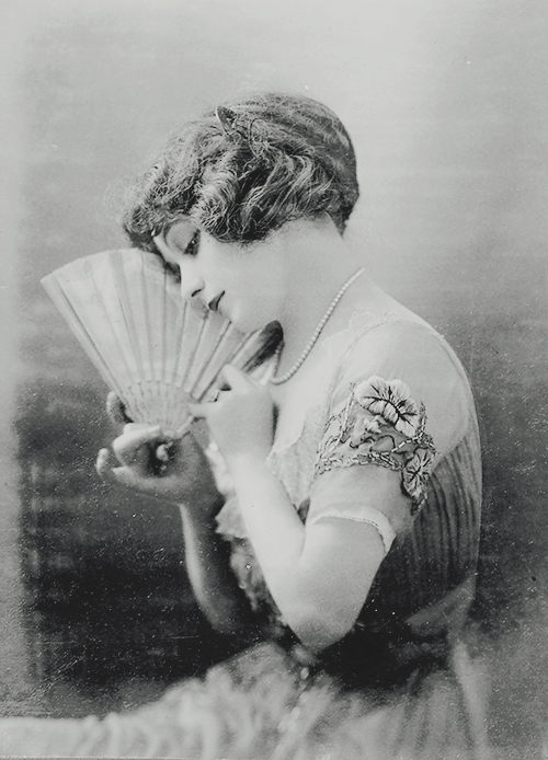 vestatilleys:Annie Perrey, 1900′s.