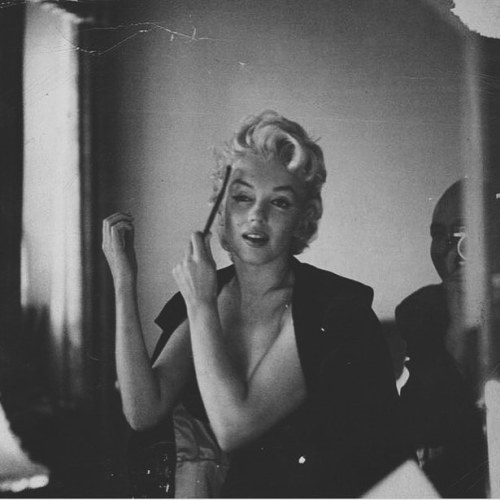 lovesugarfinny:marilyn photographed by cecil beaton on set of their photoshoot in ₁₉₅₆.
