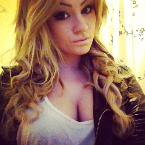 nataliiec:  Change of outfit, off to meet carlaaaa #me #tonight #drinks #friend #carla #outfit #extensions #blonde