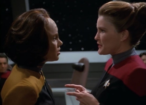 t-lessnomore: Torres and Janeway talk science one inch from each other’s faces in Parallax.