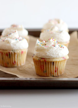 fullcravings:  Perfect Funfetti Cupcakes