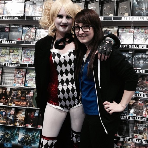 theladystardust: Harley came to visit me at work today. ♠️♥️♣️♦️ #babe #harleyquinn #batman #ozcomic