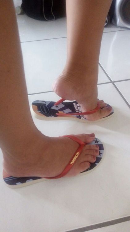 Muitas ameaças com minha havaiana nova . Surra bem leve