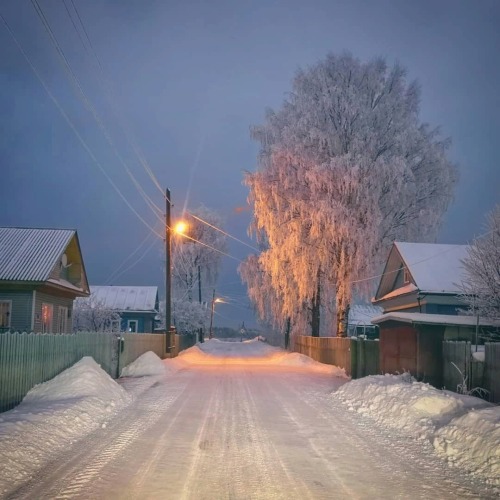 krasna-devica:Winter evening in the Russian village