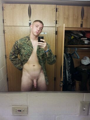 straightguyscocksout:  straightguyscocksout.tumblr.com