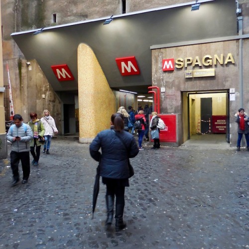 Ingresso Spagna della linea B della metropolitana, Roma, 2019.One of the most popular stations in Ro