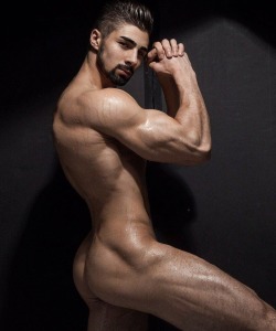 runningdiablo666:  chudoguys:  Mark Tsarevskiy by Rick Day  There is always more of what you want @runningdiablo666