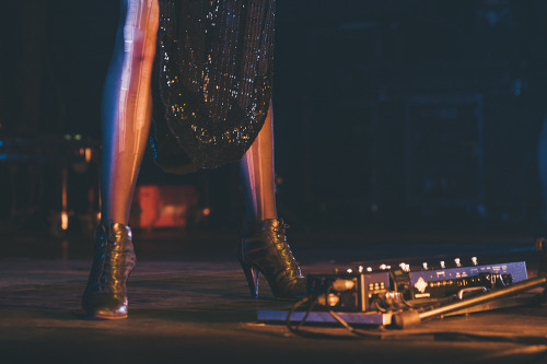 thewriteronthestorm:  ifuckinglovestvincent:   mi-careme:  St Vincent @ Coliseu dos Recreios, Vodafone Mexefest 2014 © Lais Pereira  seriously  Can’t sand it ! 