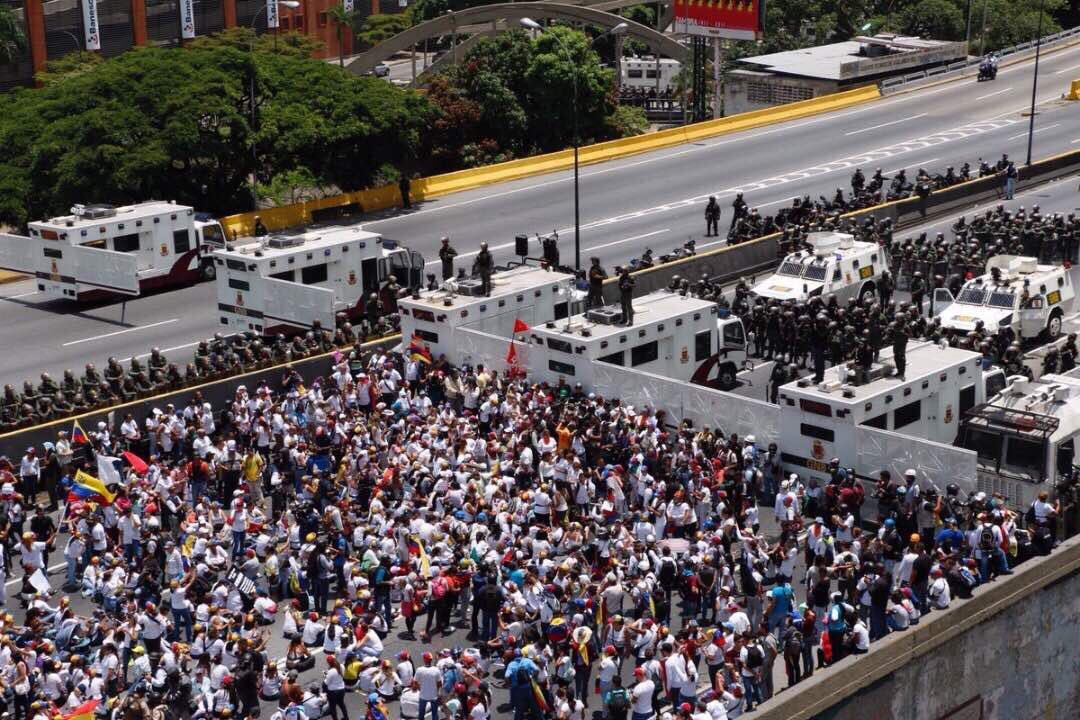 wegotaproblem17:This is the “Women March against repression” in my country(Venezuela)