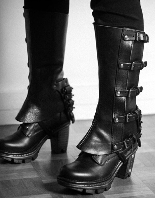 fucknofiretruck: misanthropicmessiah: Téo+NG Morka Black Rock Gaiters ahhh blackrock boot top