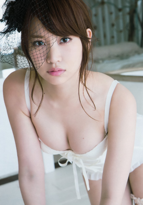 ganpukudou:  beautyangelmagazine:  body,beauty,美人,美少女,アイドル,グラビア,彼女,妹,お姉さん,水着  reblogged with tintum.