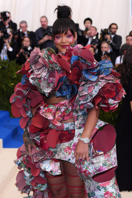 mercedesbenzodiazepine: celebsofcolor: Rihanna attends the ‘Rei Kawakubo/Comme des Garcons: Ar