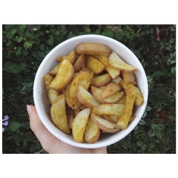 I accidentally just made a perfect potato wedges remake? {potatoes sprinkled with curry powder and baked} 🌸