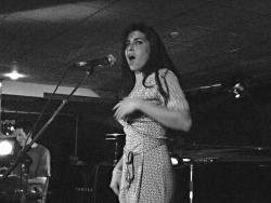 amywinehousequeen:Amy Winehouse performing