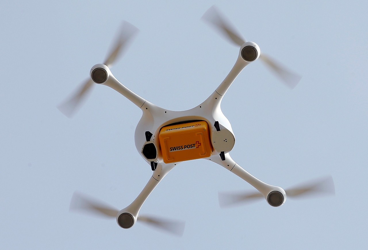 DRONES HOSPITALARIOS. El correo suizo presentó los vuelos regulares de drones para trasladar muestras de laboratorio entre dos hospitales en Lugano, Suiza. Oficina Federal de Suiza para la Aviación Civil (FOCA) ha dado al proyecto la luz verde...