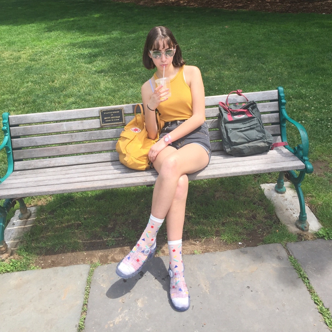 vanghoe:art heaux sips lemonade dramatically