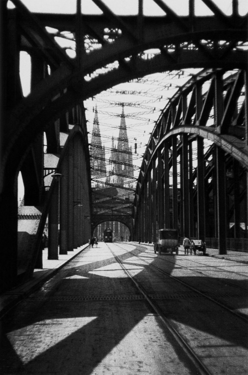 luzfosca:  The bridge of cologne with the city’s cathedral visible in the background, sometime between 1920-1930 © Oskar Barnack, the inventor of the leica, from leica: witness to a century Thanks to m3zzaluna 