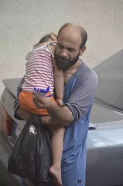 buena-tela:  Heartbreaking pictures went viral of a Syrian father selling pens with his daughter over his shoulder. Alhamdulillah, a brother was able to locate the father in Beirut, Lebanon and a project has been set up to raise money for them so please