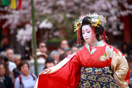 Aoi taiyu dancing + her girl attendants, by PradoOn the first 2 pictures, you can clearly see how in